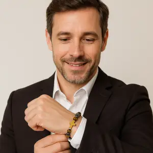 BRACELET ŒIL DE TIGRE ET LARKIVITE AVEC CROIX SCULPTEE EN ŒIL DE TIGRE.